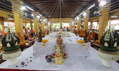 พระเกจิดังนั่งปรกอธิษฐานจิตพุทธาภิเษก “ท้าวเวสสุวรรณ รุ่นอริยทรัพย์”(รุ่นแรก)วัดสายไหม