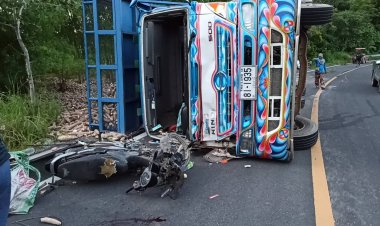 สลด!รถ 10 ล้อบรรทุกมันสำปะหลังเสียหลักหลุดโค้งพุ่งชนจยย.เสียชีวิต 1 เจ็บ 2