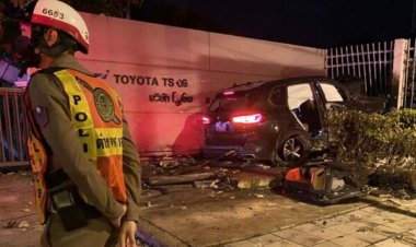 ซิ่ง BMW ป้ายแดง เหินสะพาน ชนเสาไฟ-อัดกำแพง 4 วัยรุ่นเจ็บโคม่าคารถ