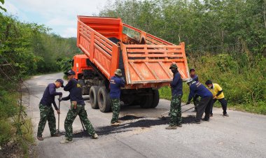 ชาวยะหาดีใจได้ใช้ถนนลาดยาง!ผู้การ นพค.42ส่งทหารช่างซ่อมถนนชำรุด