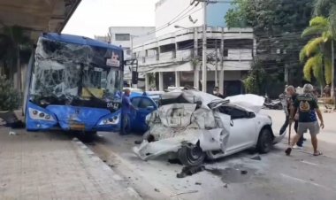 ปอ.51 เบรกแตกชนสนั่น รถพังยับ 9 คัน ห้าแยกปากเกร็ด