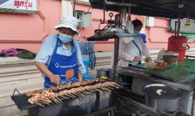 เห็นใจคนจนด้วยกัน!ป้าขายหมูปิ้งไม้ละ 3 บาทยันไม่ขึ้นราคาแม้หมูแพง