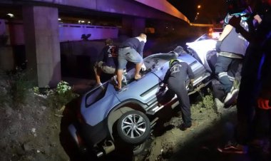 สลด!10ล้อตัดหน้าซีอาร์วีหักหลบเสียหลักพุ่งชนสะพานทหารดับคารถ 3 ศพ