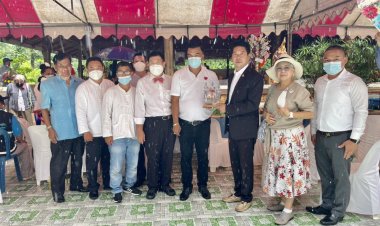 นายก.อบจ.ตาก และคณะ มอบองค์รูปหล่อสมเด็จพระเจ้าตากสินมหาราช ให้ "ผู้ใหญ่หมี แม่สอด"