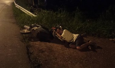 ตาเมานอนกอดล้อจยย.กลางดึก เฉียดตายทางโค้ง เจ้าหน้าที่ตามญาตินำส่งบ้าน