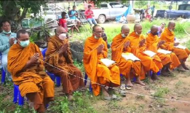 ก่อนถึงวันหวยออก!ชาวบ้านแห่ส่องเลขเด็ดน้ำมนต์หลังพิธีสวดถอดถอนต้นโพธิ์