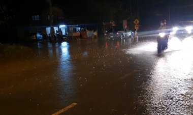 มาตานัด!ฝนตกหนักน้ำท่วมผิวถนนพิมาย-ชุมพวงฉับพลันรถยนต์สัญจรลำบาก
