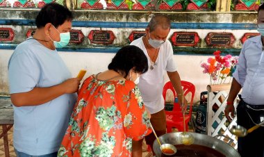 ชาวแม่สอดร่วมหล่อเทียนจำนำพรรษา วันเข้าพรรษา  ณ วัดล้านนาบุญญาราม