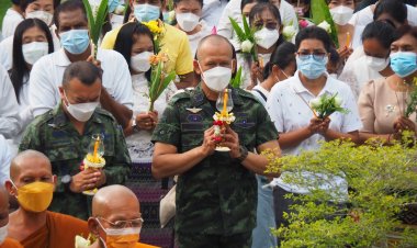 ผอ.ศปพร.นำชาวนราธิวาสทำบุญตักบาตรเวียนเทียนเนื่องในวันอาสาฬหบูชา-วันเข้าพรรษา