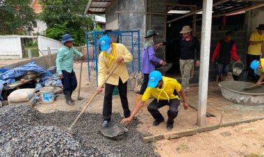 นอภ.โพธิ์ศรีสุวรรณนำจิตอาสาพระราชทาน ดำเนินการซ่อมแซมบ้านให้กับครัวเรือนยากจน