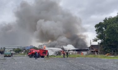ระทึก!! ไฟไหม้ร้านเก็บของเก่าวอดทั้งหลัง โชคดีไร้เจ็บ