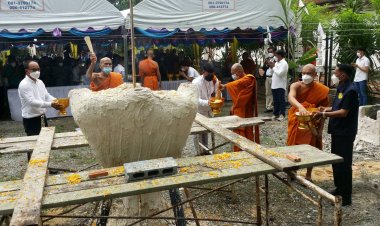 คลื่นศรัทธา!แห่ร่วมพิธีเททองหล่อพระ"หลวงพ่อทอง" พระประธานพระอุโบสถ วัดพระบรมธาตุวรวิหาร
