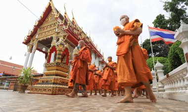 พุทธศาสนิกชนปทุมธานีหลั่งไหลเวียนเทียน วัดสายไหม วัดสิงห์ เนื่องในวันอาสาฬหบูชา