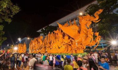 นทท.นับหมื่นแห่เทียนพรรษาอุบลราชธานียิ่งใหญ่-นางรำสร้างสีสันตระการตา