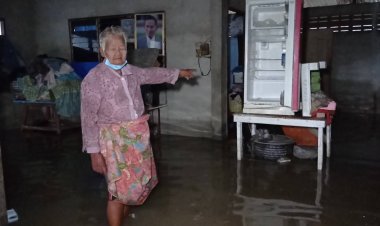ฝนตกทั้งคืนทั้งวันทะลักท่วมบ้านยายวัย 82 ปี สูงกว่า 40 ซม.ไร้ที่ซุกหัวนอน