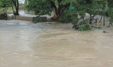 ฝนถล่มบัวใหญ่มวลน้ำไหลเชี่ยวซัดถนนตัดขาด-ท่วมบ้านเรือนปชช.ต้องอพยพสิ่งของไว้ที่สูง