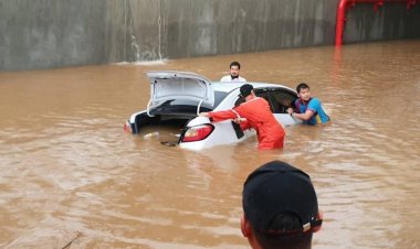 ระทึก!ฝนถล่มขอนแก่นท่วมลานจอดรถสนามบิน เก๋งจมมิดแม่ลูกหวุดหวิดดับคารถ