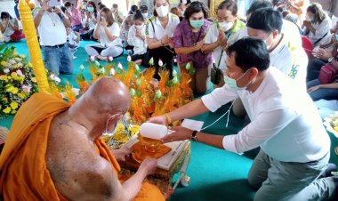 กำนัน “ณรงค์พล”นำชาวบางเมืองใหม่ถวายเทียนพรรษาอาจารย์ผา วัดไตรสามัคคี