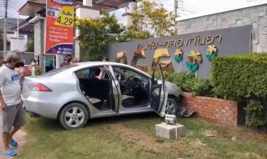 รอดหวุดหวิด!รถเก๋งเบรคแตกเข้าโค้งเสียหลักชนป้ายหน้าหมู่บ้านบาดเจ็บ 2 ราย