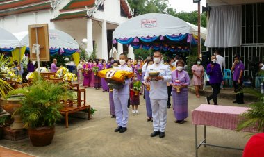 ชาวบ้านแห่เทียนพรรษาวนรอบตลาดเมืองชัยนาท-ห่มผ้าพระบรมธาตุเจดีย์