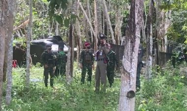 เผยนาทีชีวิต!ฮ.มทภ. 4 ลงจอดฉุกเฉินเครื่องเกี่ยวยอดต้นยาง เสียการทรงตัว กระแทกพื้นรุนแรง