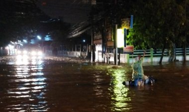 ฝนตกหนักอำนาจเจริญท่วมฉับพลัน รถยนต์สัญจรไปมาลำบาก ชาวบ้านเดือดร้อนหนัก