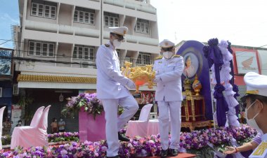 แห่ส่องเลขเด็ดอาจารย์แห้ว หมอดูเทวดาคนดัง ในพิธีอัญเชิญกระถางธูปพระราชทานที่โคราช