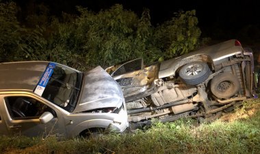 สลด! กระบะซิ่งพุ่งชนท้ายปิคอัพบาดเจ็บสาหัส 3 ราย-  รถ จยย.พังยับเยิน