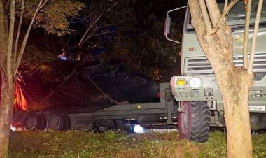 ระทึก!รถบรรทุกฮ.แบล์กฮอว์กแม่ทัพภาคที่ 4 ถูกเทรลเลอร์เบียดจนตกถนนเพชรเกษม