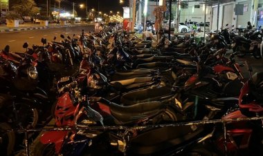 ชาวบ้านโวยสถานบันเทิงปล่อยนนท.มาดื่มกินจอดจยย.กว่า100คันขวางทางเข้าออกสุดลำบาก