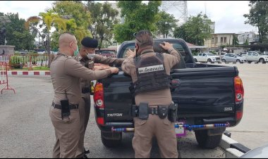 คนขอนแก่นผวาทั้งเมืองอีก!หนุ่มเมาคลุ้มคลั่งถือมีดแกว่งไปมาอยู่กลางถนน ตร.ไล่ตะครุบคุมตัวดำเนินคดี