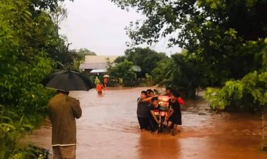 เมืองพิมายฝนตกหนักมวลน้ำสะสมทะลักท่วมฉับพลันกว่า 40 หลังหนีตายอลหม่าน