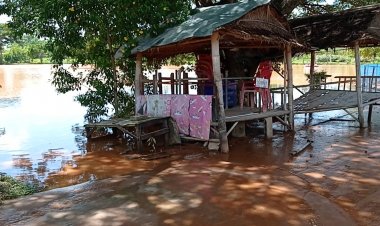 ชาวบ้านเล่าทั้งน้ำตา!น้ำล้นอ่างทะลักจม5หมู่บ้านพิมายตั้งตัวแทบไม่ทัน หนีตายโกลาหล