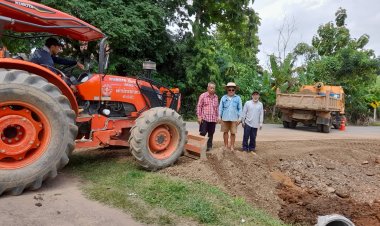ชาวบ้าน ร่วม อบต.พะวอ วางท่อระบายน้ำ ถมดินขยายทางเข้า รพ.สต.พะวอ