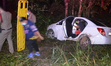 กลับไม่ถึงบ้าน! ผจก.โคนมขับรถเสียหลักทางโค้งตกลงร่องน้ำพุ่งอัดต้นไม้ดับสลด