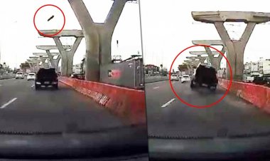 เฉียดตาย!เหล็กตอม่อสร้างสะพานทางด่วน ร่วงใส่รถจนลอยจากพื้น