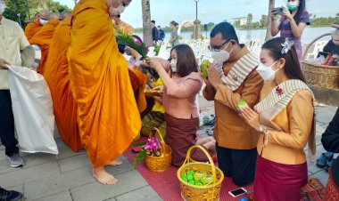 อำเภอโพธิ์ศรีสุวรรณ พร้อมใจกันนุ่งผ้าไทยใส่บาตรพระ ทำความดีวิถีพอเพียง