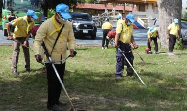 นายอำเภอโพธิ์ศรีสุวรรณ  นำจิตอาสาพัฒนาวัดบ้านผือ และทำทางข้ามหน้าศูนย์พัฒนาเด็กเล็กบ้านผือ