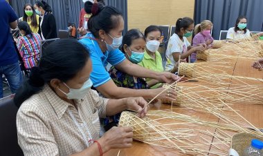 อบต.บางโฉลง เปิดอบรม การสานชะลอมไม้ไผ่ สร้างมูลค้าสินค้าของชาวบ้านในพื้นที่