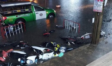 ฝนถล่มเมืองกรุงหลายชั่วโมง ถนนกลายเป็นทะเล ผู้ว่าฯชัชชาติ ออกลุยระบายน้ำท่วมขัง