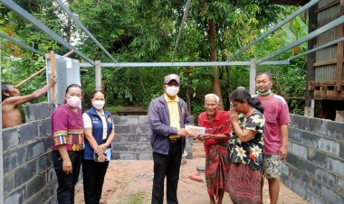 นอภ.โพธิ์ศรีสุวรรณนำคณะลงพื้นตรวจก่อนสร้างบ้านคนจน-มอบสิ่งของช่วยเหลือบรรเทาเดือดร้อนเบื้องต้น