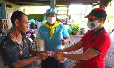 เศรษฐีใจบุญ!"เจ้ตั๊ก ไก่สด"ขนไก่สด-ข้าวสารกว่า 1 ตันเงินกว่าแสน เดินสายแจกคนจน 11 หมู่บ้าน