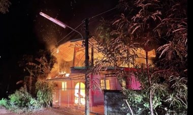 หนุ่มเมายาคลั่งเผาบ้านวอดทั้งหลัง-พ่อแม่ร้องให้แทบขาดใจเก็บเงินทั้งชีวิตสร้างบ้าน