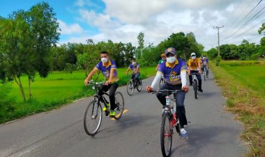 นอภ.โพธิ์ศรีสุวรรณ นำขบวน ปั่น ไปปันรัก ขับเคลื่อนเขยื้อนงาน นโยบายรัฐ จัดสรรค์ไปให้ชาวบ้าน