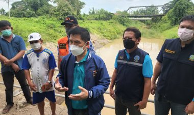 ผู้ว่าฯพิจิตรสั่งเตรียมพร้อมเหตุมวลน้ำจำนวนมากไหลบ่าส่งผลประตูระบายน้ำแตกน้ำท่วมสวนไม้ผลนาข้าวแล้วนับพันไร่