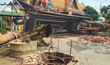 ฝนตกสมแรงพัดซุ้มประตูวัดมอญคลองด่านน้ำหนัก5ตันโค่นพังยับ