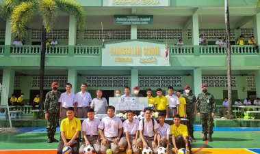 หน่วยเฉพาะกิจสันติสุข สานฝันปันสุขส่งมอบอุปกรณ์กีฬาแก่โรงเรียนดารุสสาลาม