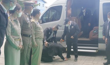 บิ๊กป้อม ลงพื้นที่รับมือน้ำท่วมสมุทรปราการ ด้านกรุงศรีวิไล ส.ส.สมุทรปราการ ก้มกราบเท้าขอโทษเหตุ เหตุโหวดไม่ไว้วางใจ