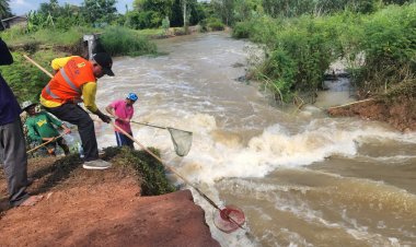ในสถานการณ์น้ำท่วมชาวบ้านเมืองชาละวันพลิกวิกฤตเป็นโอกาสจับปลาขายเป็นรายได้เสริม