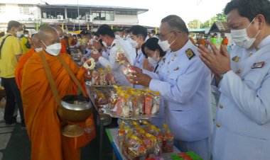 นอภ.ภูเขียวนำหัวส่วนราชการทำบุญตักบาตรถวายพระราชกุศลพระบาทสมเด็จพระเจ้าอยู่หัว
